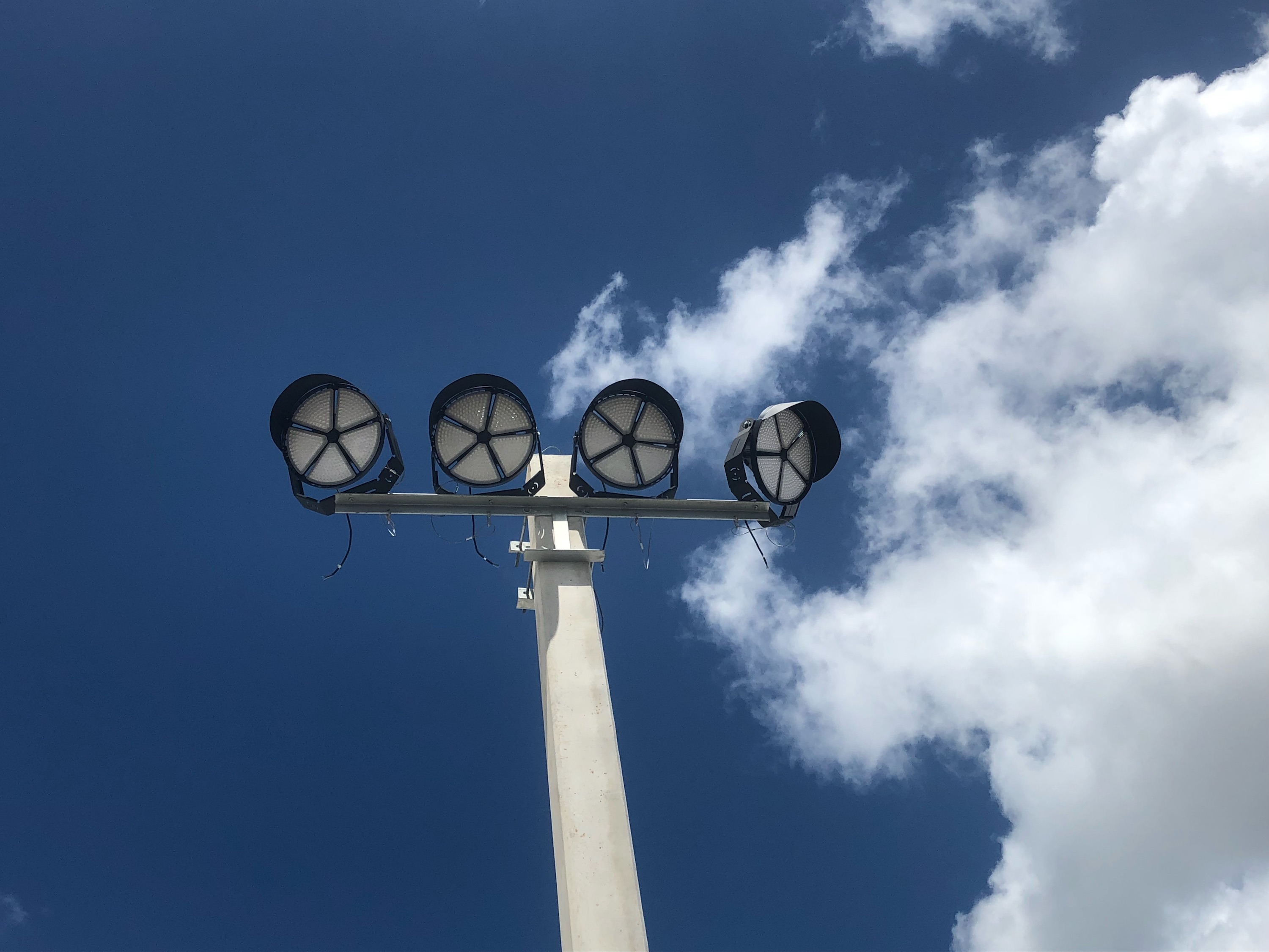 【Proyecto】 Luz de mástil alto de 460W en Florida 2 - Luz LED AOK